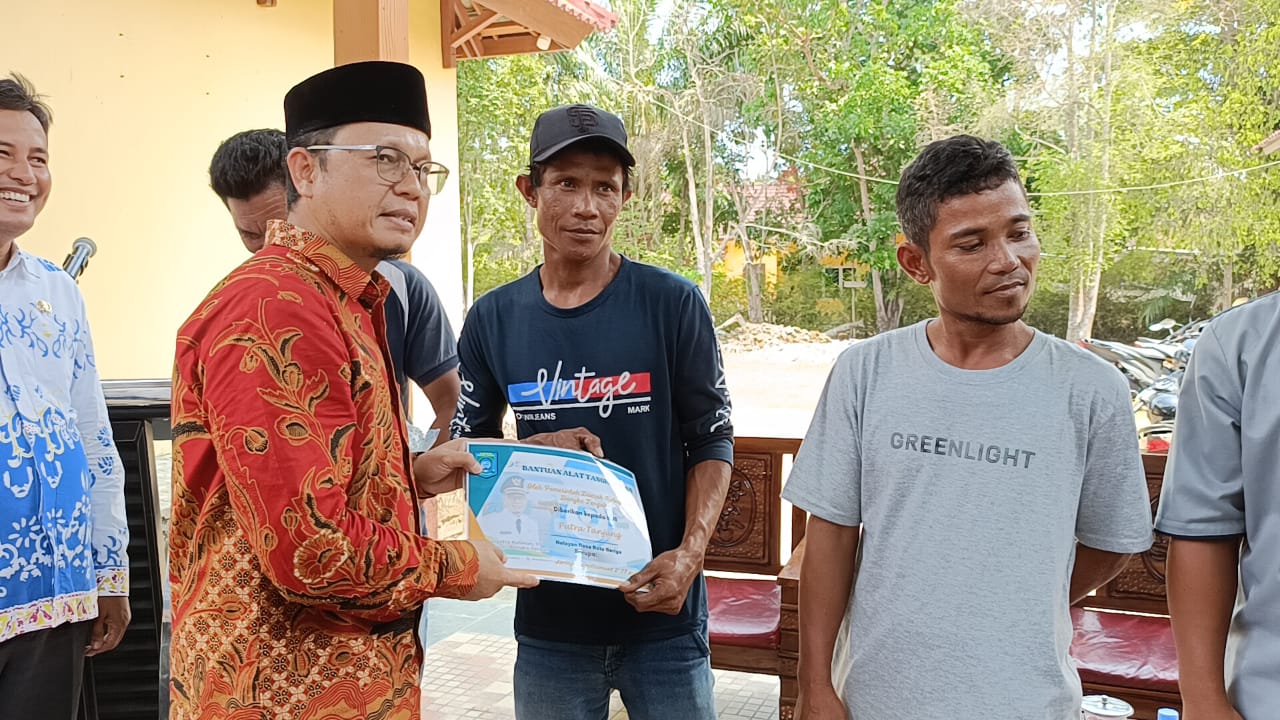 5 KUB Nelayan Desa Kulur dan Batu Beriga Terima Bantuan Peralatan Nelayan