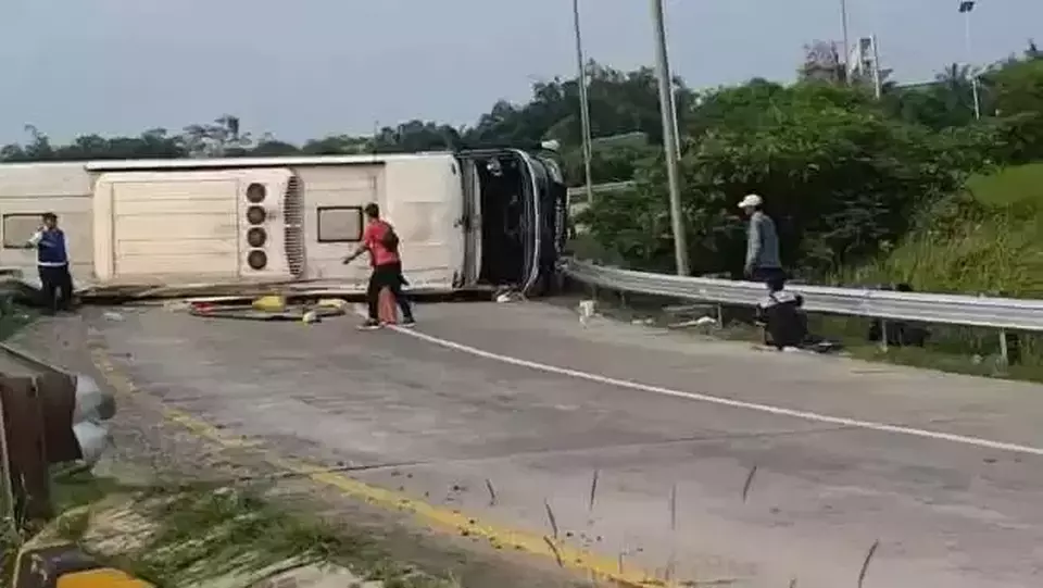 12 Orang Meninggal Usai Bus Menabrak Palang Pinggir Jalan di Tol Jawa Barat