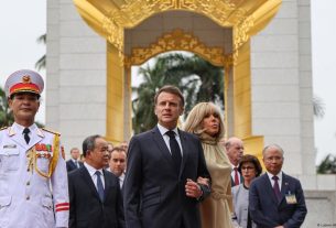 Presiden Prancis Klarifikasi usai Video Didorong Istri Beredar