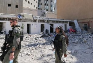 Israel Mengatakan Iran Menembakkan rudal yang Membawa Bom cluster