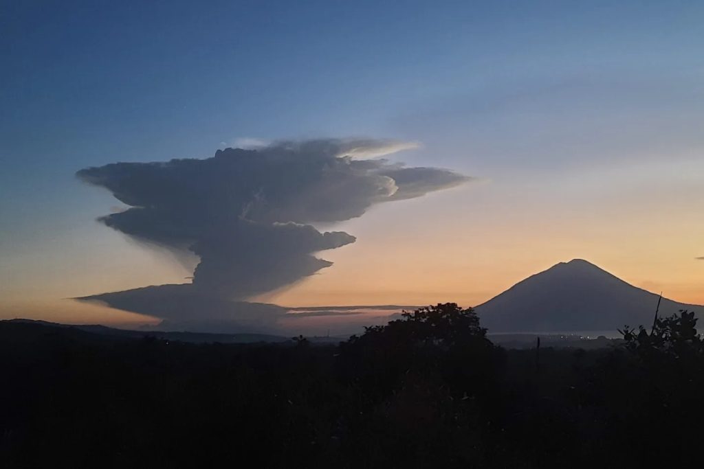 Letusan Gunung Lewotobi Laki Laki di Indonesia Terlihat dari Jarak 90 mil