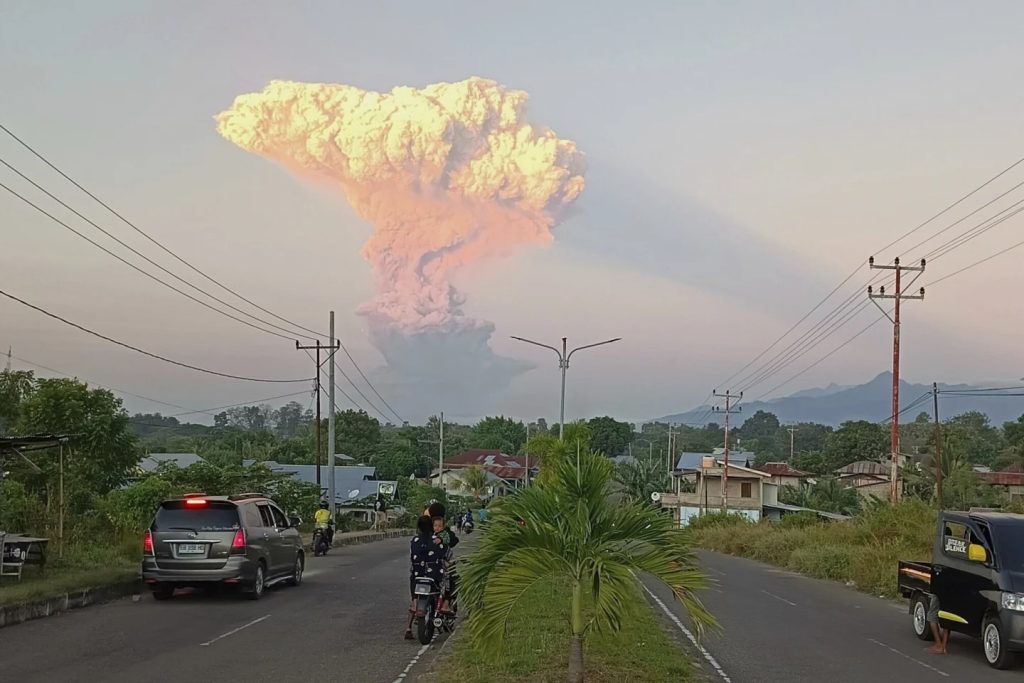 Letusan Gunung berapi di Indonesia Memaksa Evakuasi dan Pembatalan Penerbangan
