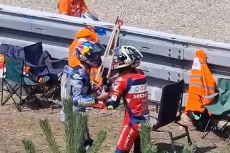 Mir dan Alex Marquez Terlibat dalam Percakapan Intens